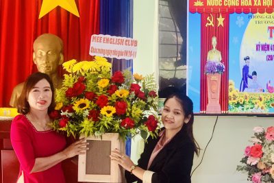 Giáo viên dạy tiếng anh tặng hoa ngày 20/11/2023