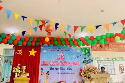 Đại biểu Thị xã về dự ngày khai giảng của trường.